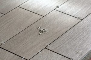 Comment réparer des éclats sur du carrelage ? Solutions.