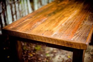 Restauration d'une table ancienne en bois