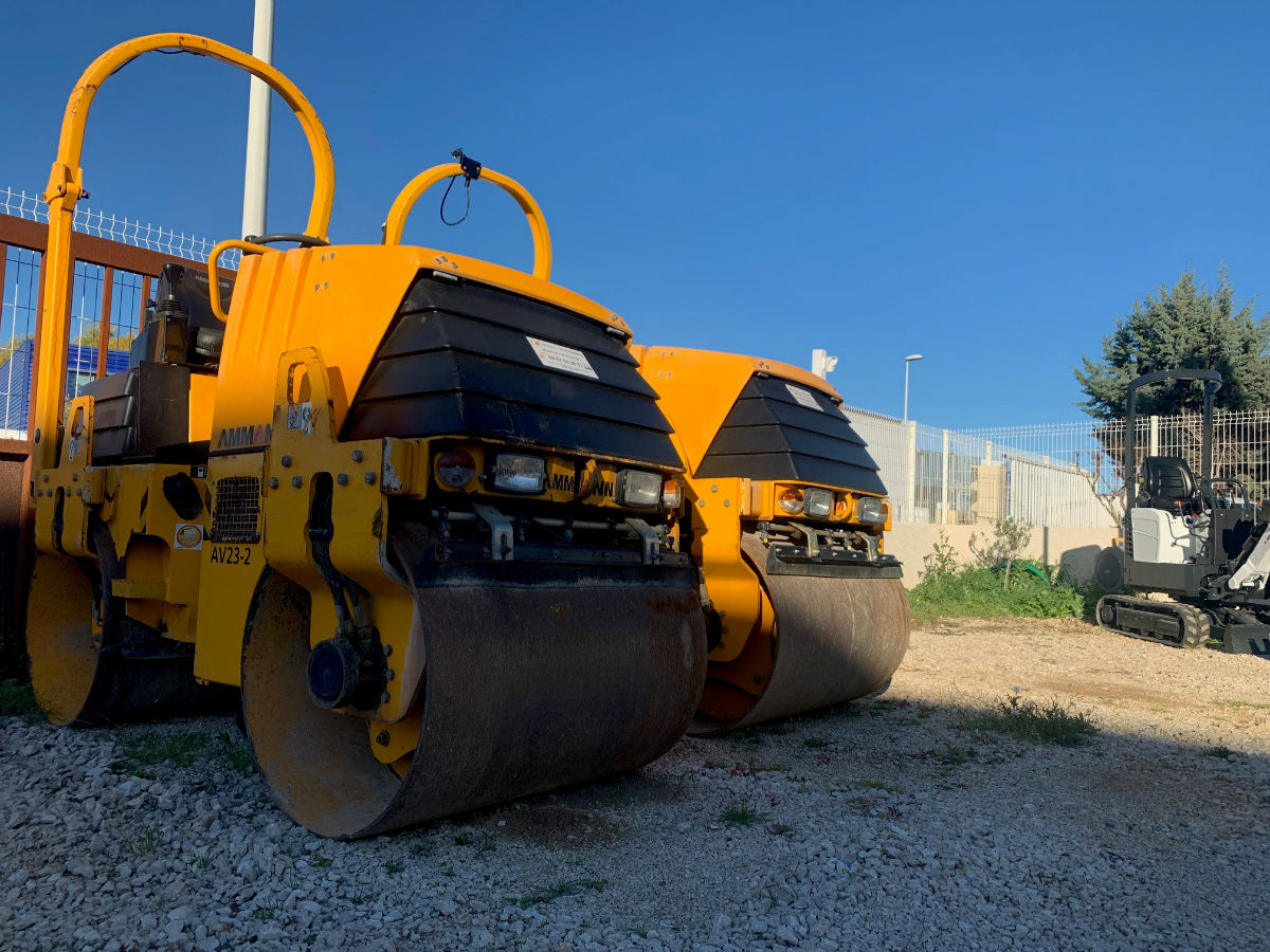 Un compacteur utilisé sur des chantiers