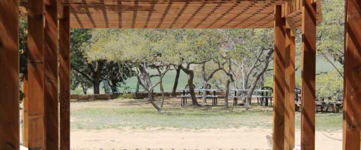 Toile de pergola : 4 tendances déco estivale pour aménager votre extérieur Toile de pergola : 4 tendances déco estivale pour aménager votre extérieur