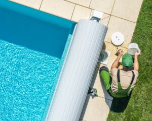 Personne qui s'occupe de l'entretien de sa piscine
