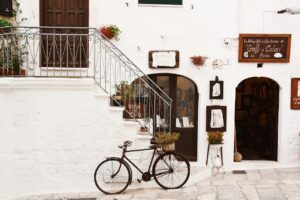 Un vélo garé devant une maison
