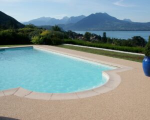 Moquette de pierre rose autour de la piscine