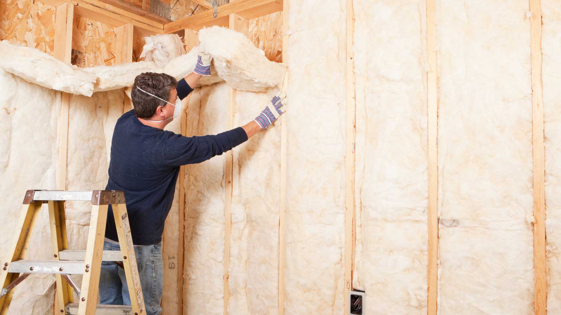 homme qui isole sa maison