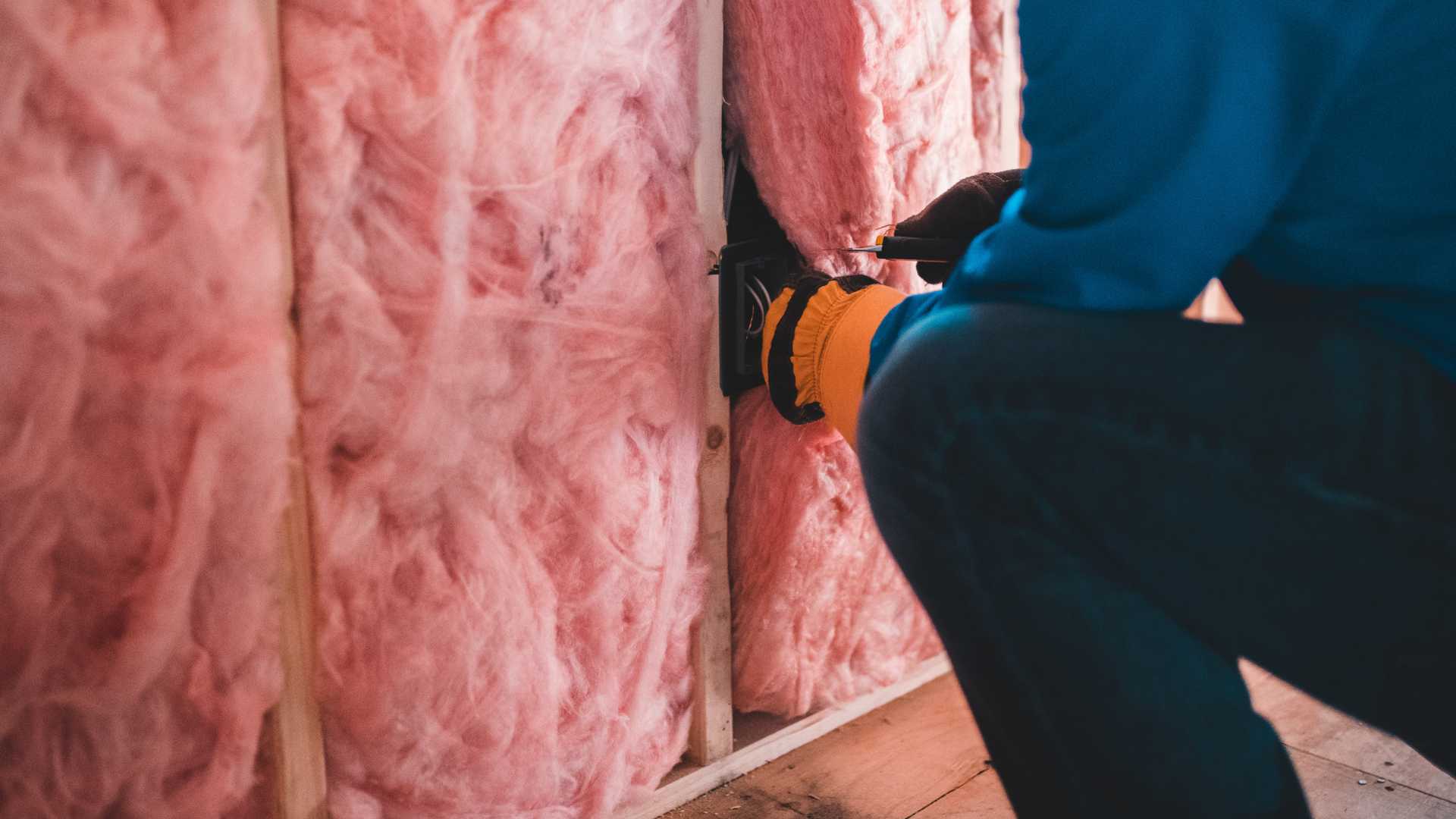 homme qui isole sa maison