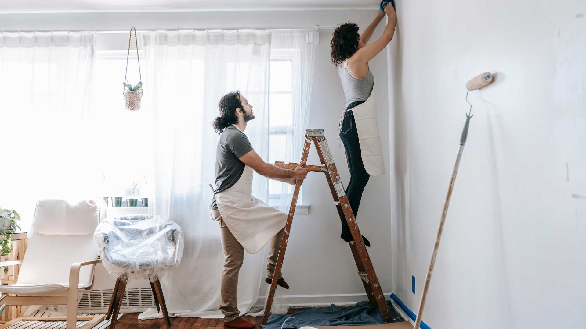 couple qui fait des travaux