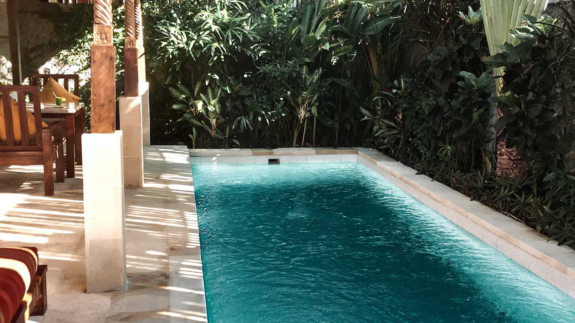 piscine détente dans le jardin