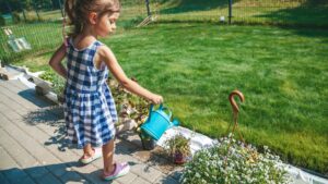 petite fille qui jardine