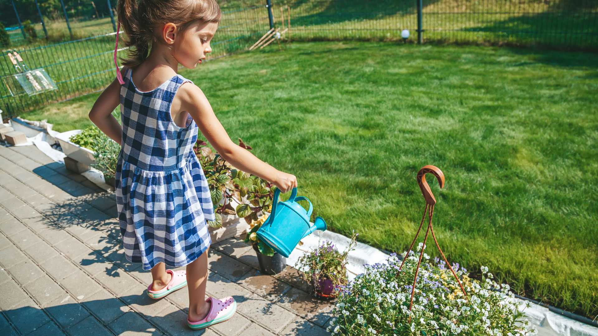 petite fille qui jardine 