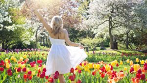 femme dans son jardin