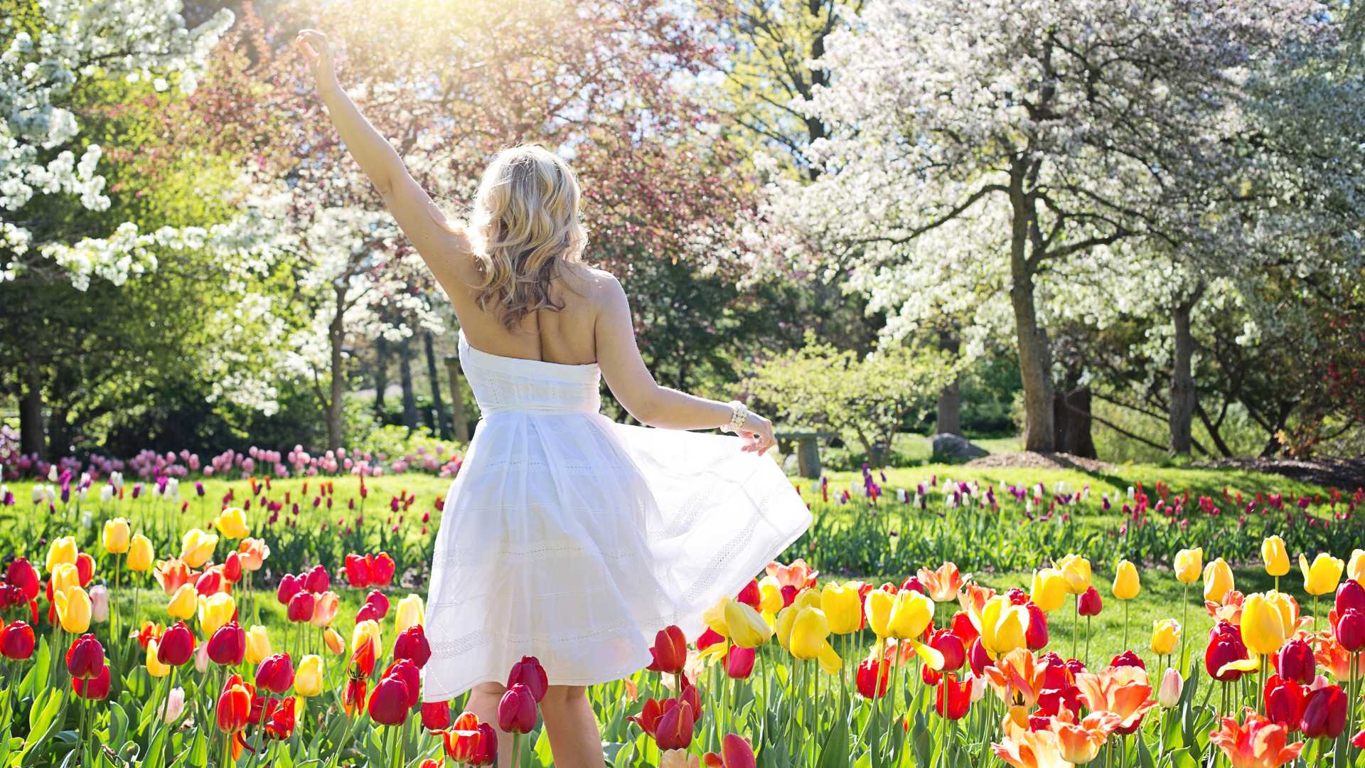 femme dans son jardin