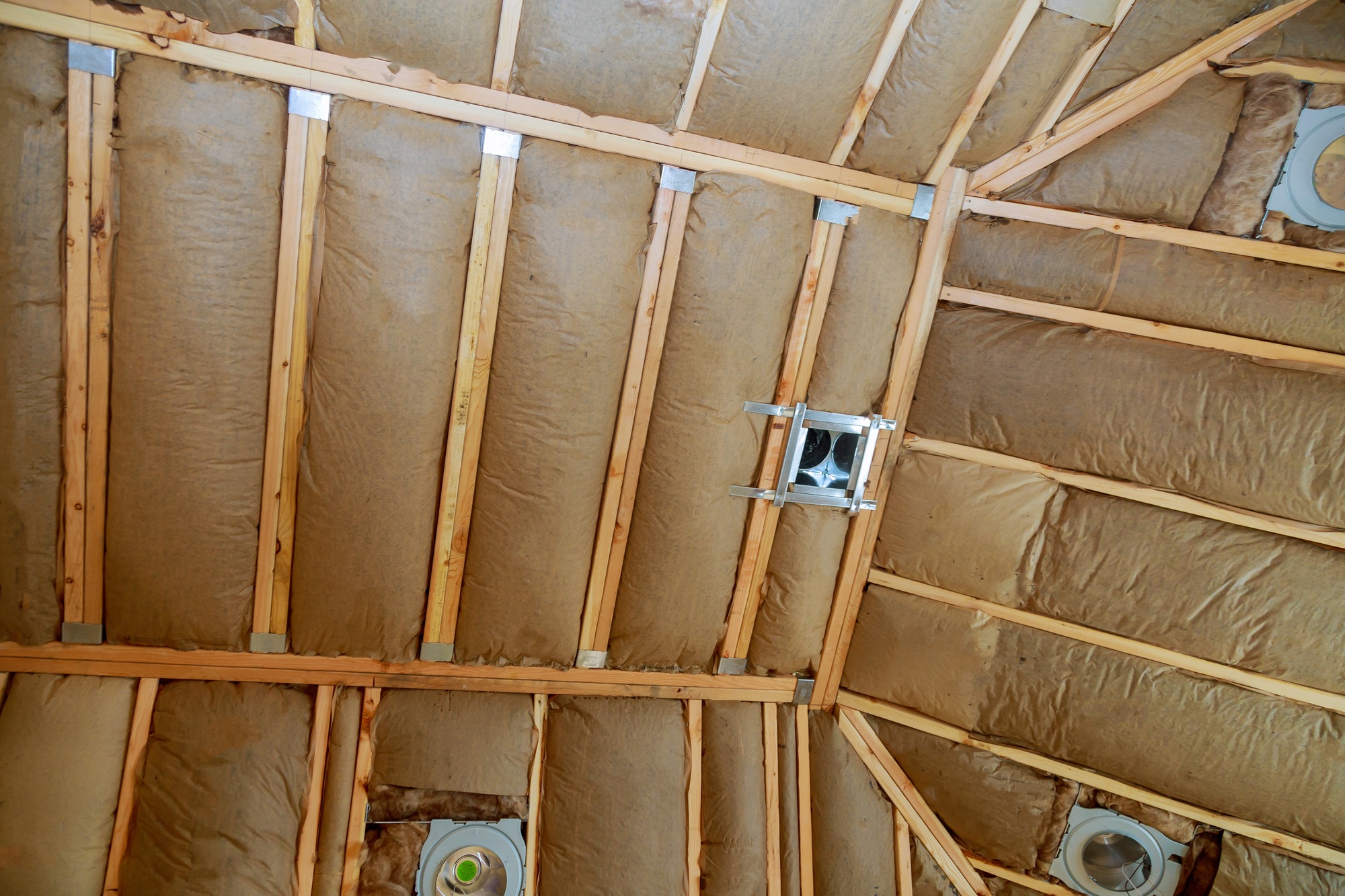 CoveringCovering insulation mineral wool with the use of attic with fiberglass cold barrier
