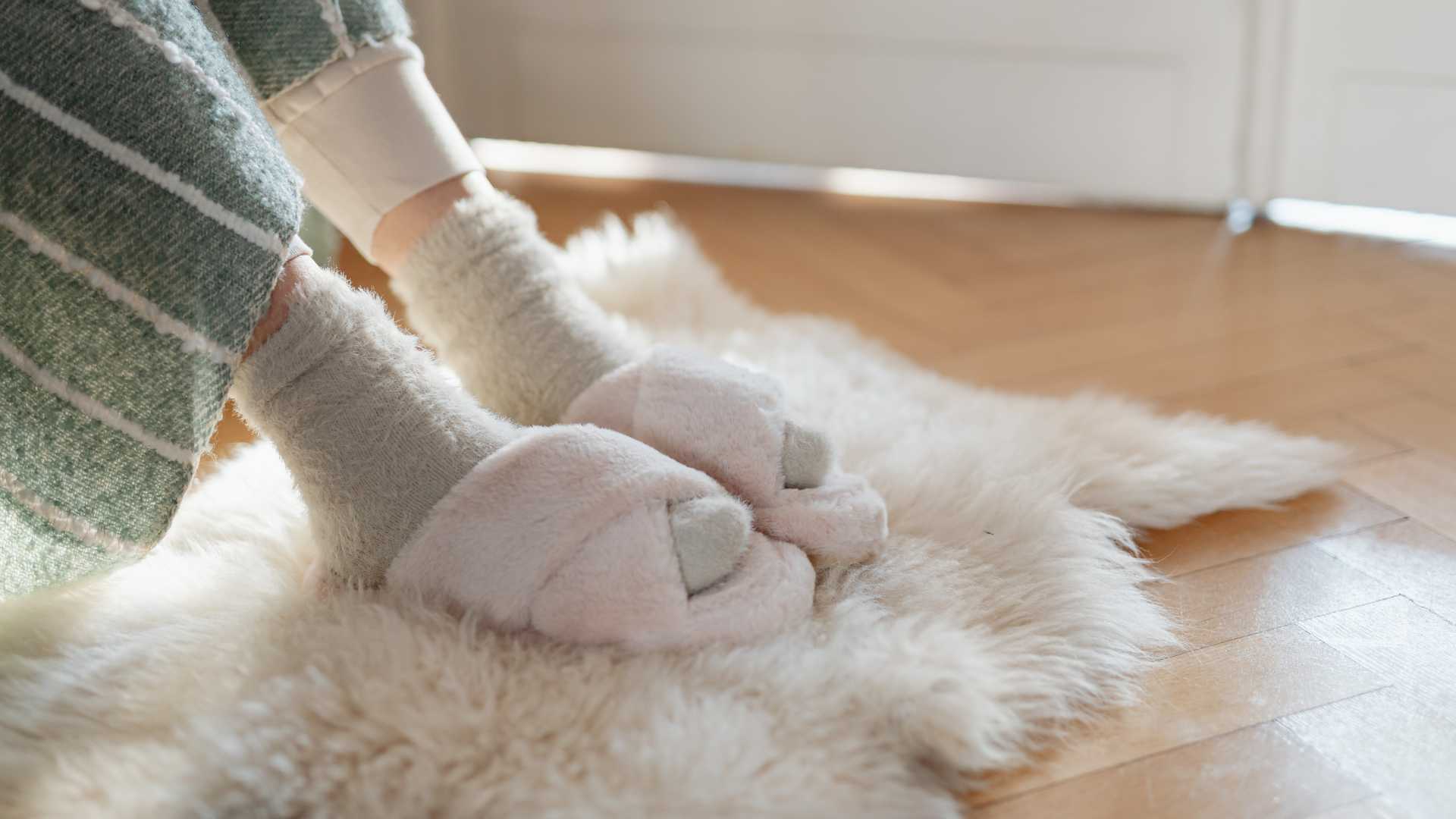 femme avec des chaussons cosy