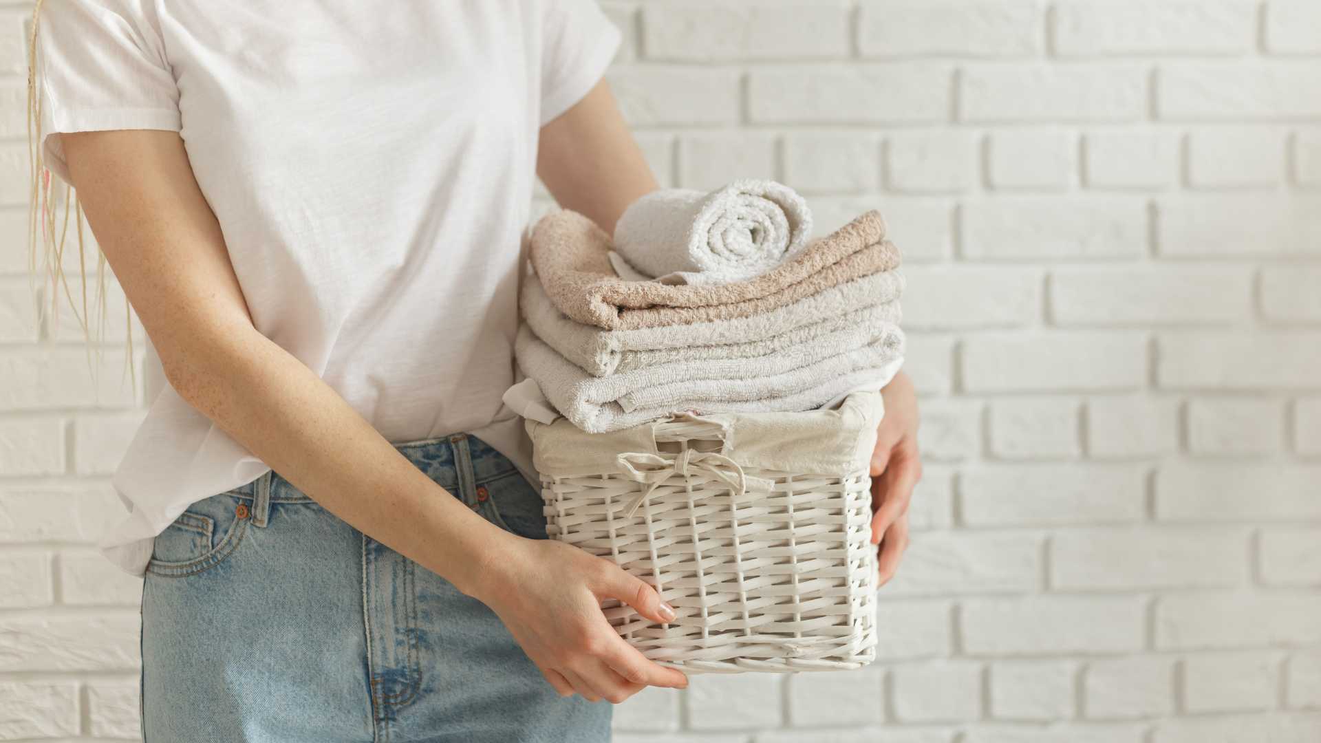 femme avec un panier à linge 